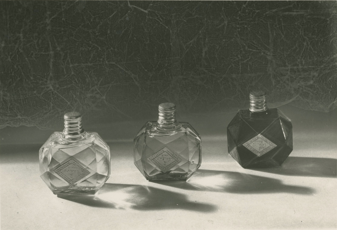 Advertisement Design for “Malakhitovaya shkatulka” Perfume Set, “Novaya zarya” Factory